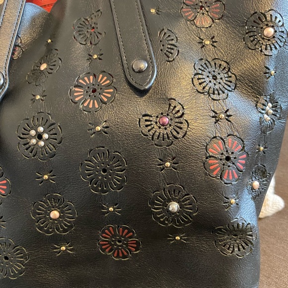 Coach Large Market Tote With Cut Out Tea Rose - Picture 5 of 9